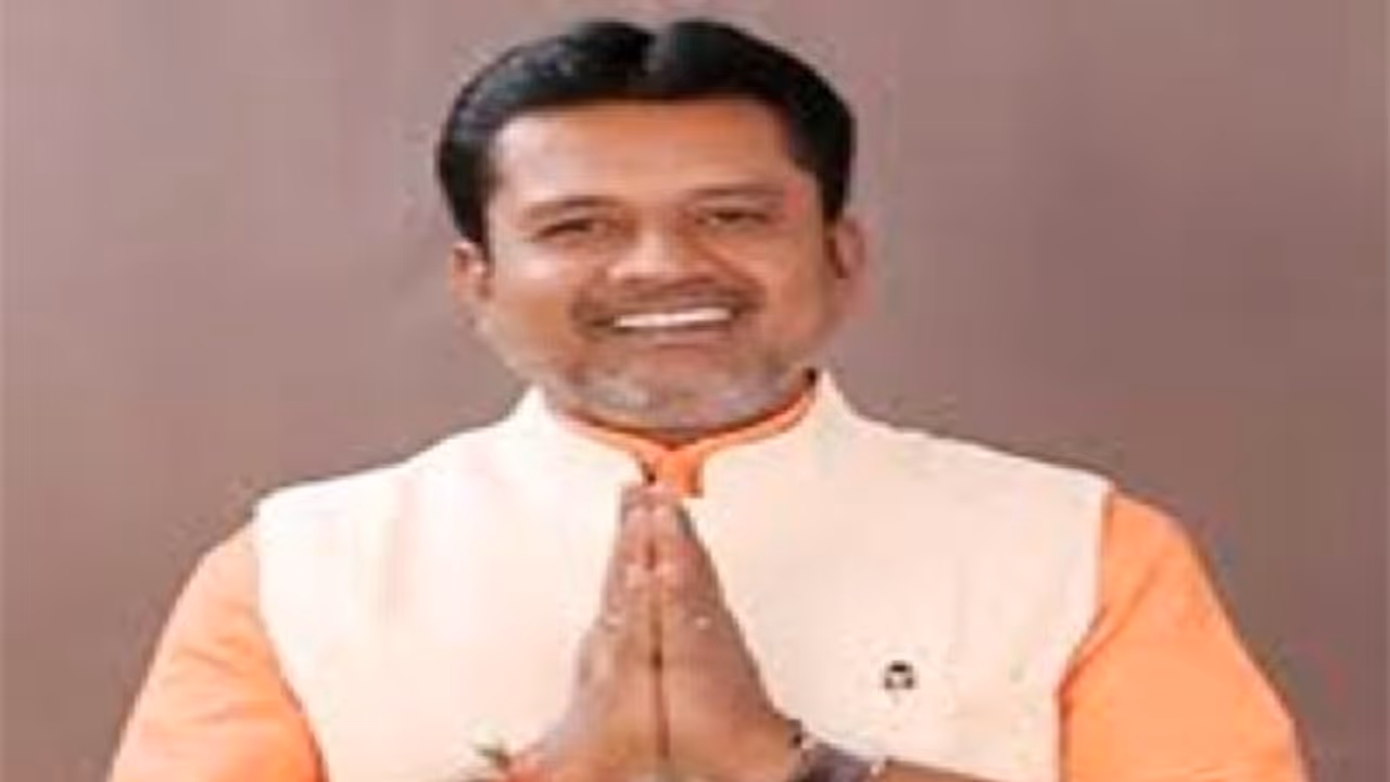 పోలీసులు వచ్చేలోగా పరార్: విచారణలో పెదవి విప్పిన పుట్ట మధు పోలీసులు వచ్చేలోగా పరార్: విచారణలో పెదవి విప్పిన పుట్ట మధు