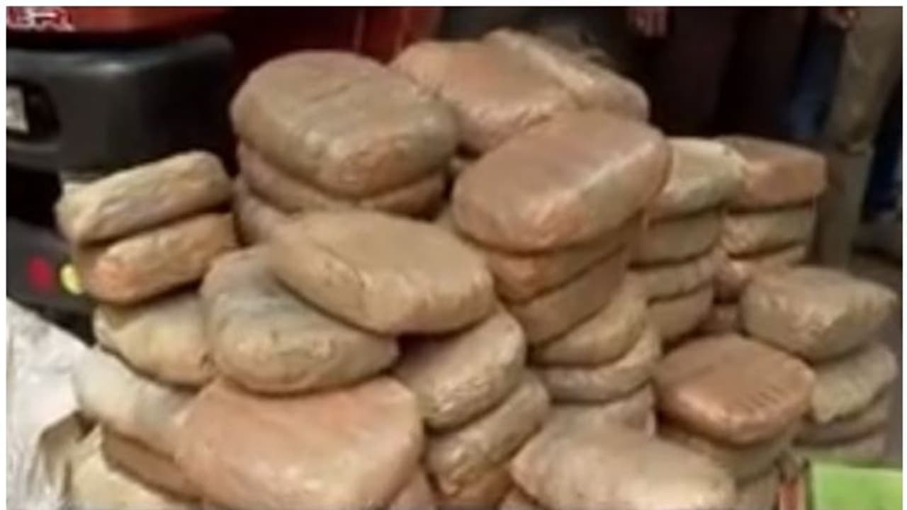 గంజాయి స్మగ్లింగ్ వాహనానికి భారత ప్రభుత్వ స్టిక్కర్... ఓఆర్ఆర్ యాక్సిడెంట్ లో వెలుగులోకి సంచలనాలు గంజాయి స్మగ్లింగ్ వాహనానికి భారత ప్రభుత్వ స్టిక్కర్... ఓఆర్ఆర్ యాక్సిడెంట్ లో వెలుగులోకి సంచలనాలు