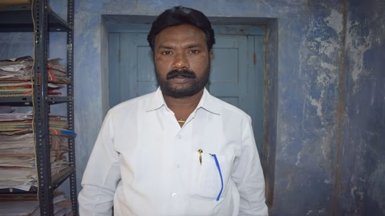 సిరిసిల్లాలో కరోనాతో వీఆర్వో మృతి... సిరిసిల్లాలో కరోనాతో వీఆర్వో మృతి...