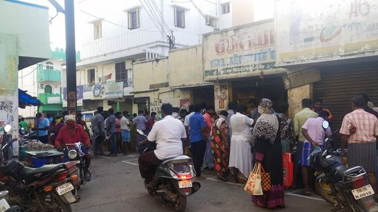 காலை 10 மணிக்கு மேல் இ பதிவு இல்லாமல் வீட்டை விட்டே வெளியேறக்கூடாது... அமலுக்கு வந்தது உத்தரவு..! காலை 10 மணிக்கு மேல் இ பதிவு இல்லாமல் வீட்டை விட்டே வெளியேறக்கூடாது... அமலுக்கு வந்தது உத்தரவு..!