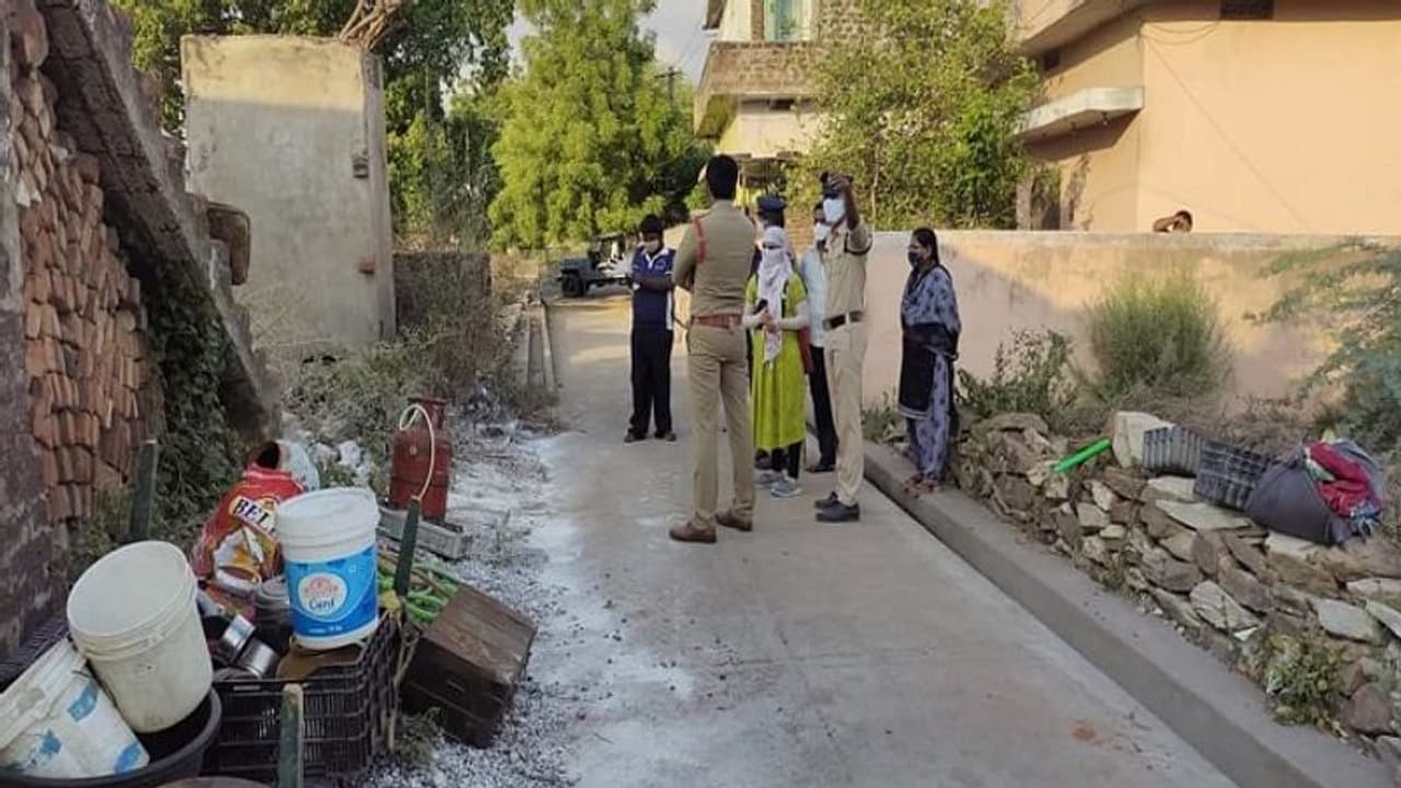 ఇంటి నుంచి నెట్టేసిన ఓనర్: వృద్ధురాలికి ఆసరా కల్పించిన ఎస్సై ఇంటి నుంచి నెట్టేసిన ఓనర్: వృద్ధురాలికి ఆసరా కల్పించిన ఎస్సై