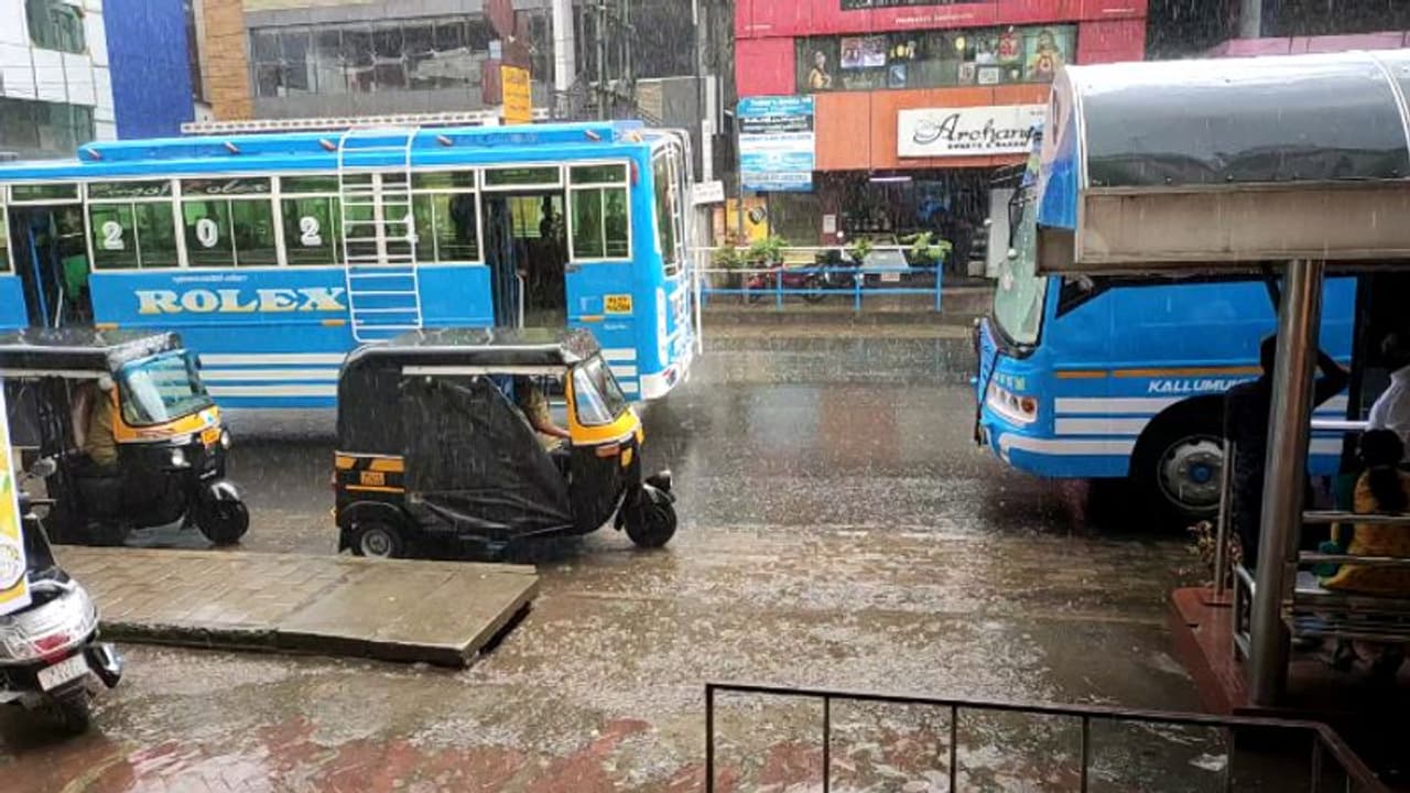 സംസ്ഥാനത്ത് സ്വകാര്യ ബസ് സർവ്വീസ് നടത്താൻ മാർഗനിർദ്ദേശം; ഒറ്റ ഇരട്ട അക്ക നമ്പറുകൾ ഒന്നിടവിട്ട ദിവസം സർവീസ് സംസ്ഥാനത്ത് സ്വകാര്യ ബസ് സർവ്വീസ് നടത്താൻ മാർഗനിർദ്ദേശം; ഒറ്റ ഇരട്ട അക്ക നമ്പറുകൾ ഒന്നിടവിട്ട ദിവസം സർവീസ്