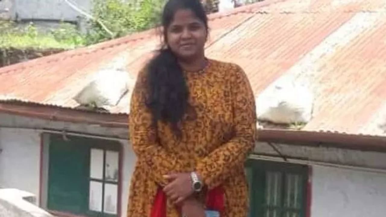 அட கடவுளே... மதுரையில் 8 மாத கர்ப்பிணி மருத்துவர் கொரோனாவுக்கு உயிரிழப்பு... சோகத்தில் கிராம மக்கள்..!