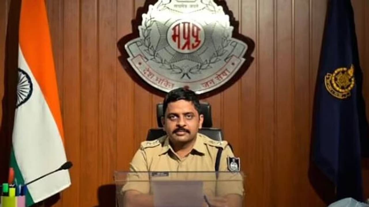 'എന്റെ ഗ്രാമം, എന്റെ ഉത്തരവാദിത്തം' പദ്ധതിയിലൂടെ കൊവിഡിനെതിരെ പോരാടി ഐപിഎസ് ഉദ്യോഗസ്ഥൻ... 'എന്റെ ഗ്രാമം, എന്റെ ഉത്തരവാദിത്തം' പദ്ധതിയിലൂടെ കൊവിഡിനെതിരെ പോരാടി ഐപിഎസ് ഉദ്യോഗസ്ഥൻ...