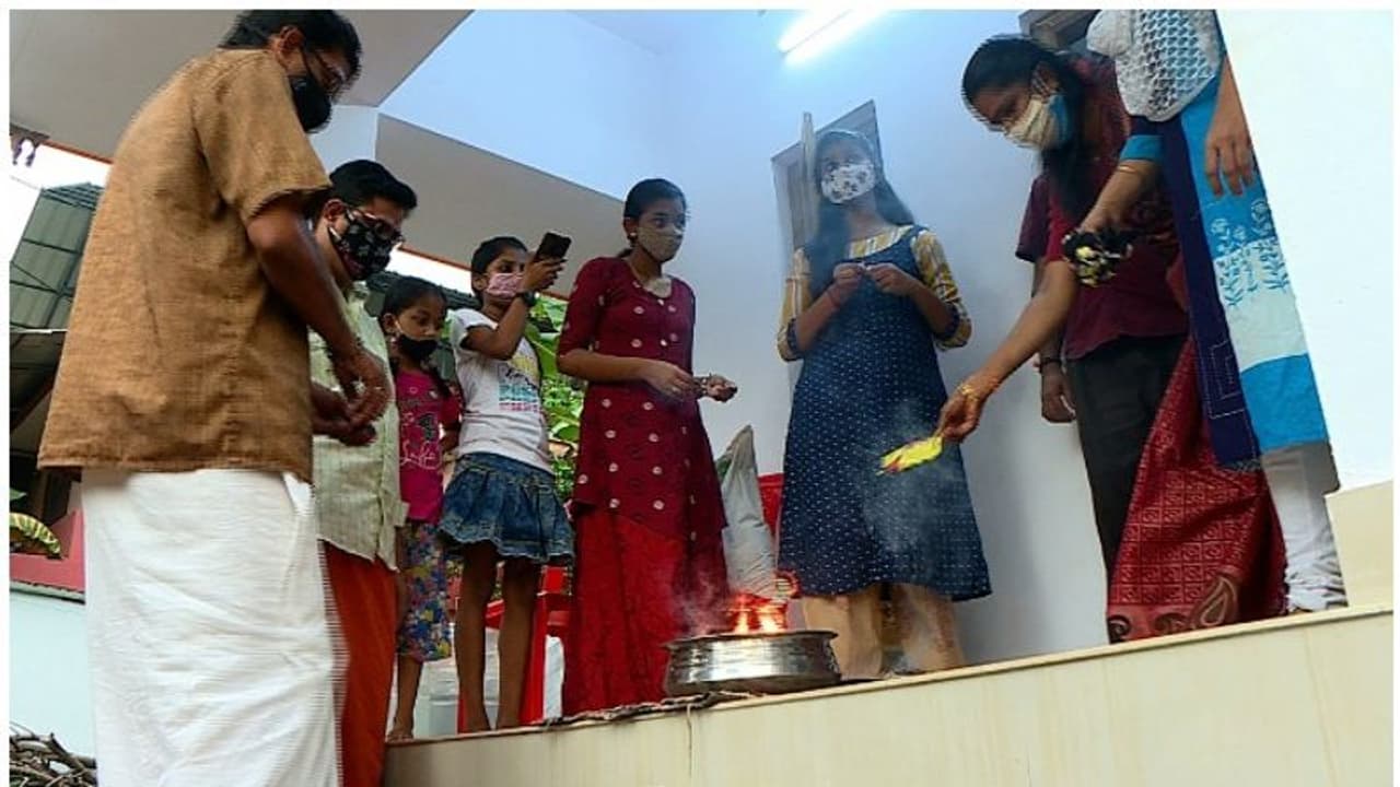 കൊവിഡ് പ്രതിരോധത്തിന് ധൂമസന്ധ്യയുമായി ആലപ്പുഴ നഗരസഭ, വിമര്ശിച്ച് ശാസ്ത്ര സാഹിത്യ പരിഷത്ത് കൊവിഡ് പ്രതിരോധത്തിന് ധൂമസന്ധ്യയുമായി ആലപ്പുഴ നഗരസഭ, വിമര്ശിച്ച് ശാസ്ത്ര സാഹിത്യ പരിഷത്ത്