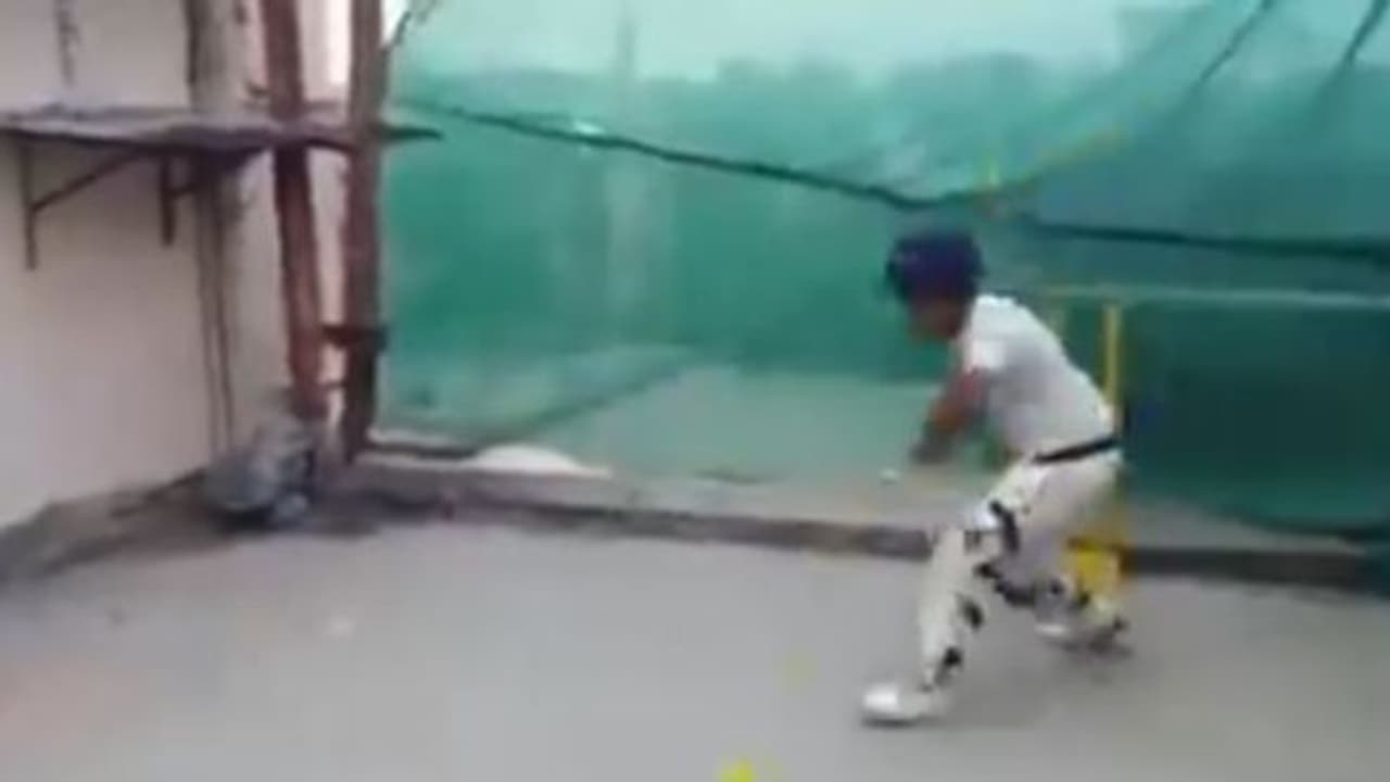 బ్యాటు కూడా అవసరం లేదు, వికెట్ తీసి వీరబాదుడు బాదాడు... క్రికెట్ చిన్నోడి వీడియో వైరల్..