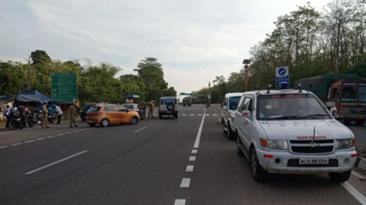 ಕಾರವಾರದ ಗಡಿಯಲ್ಲಿ ಹೈಅಲರ್ಟ್‌: ನಿಶ್ಚಿತಾರ್ಥಕ್ಕೆ ಬಂದವರಿಗೆ ರಾಜ್ಯದೊಳಗೆ ನೋ ಎಂಟ್ರಿ