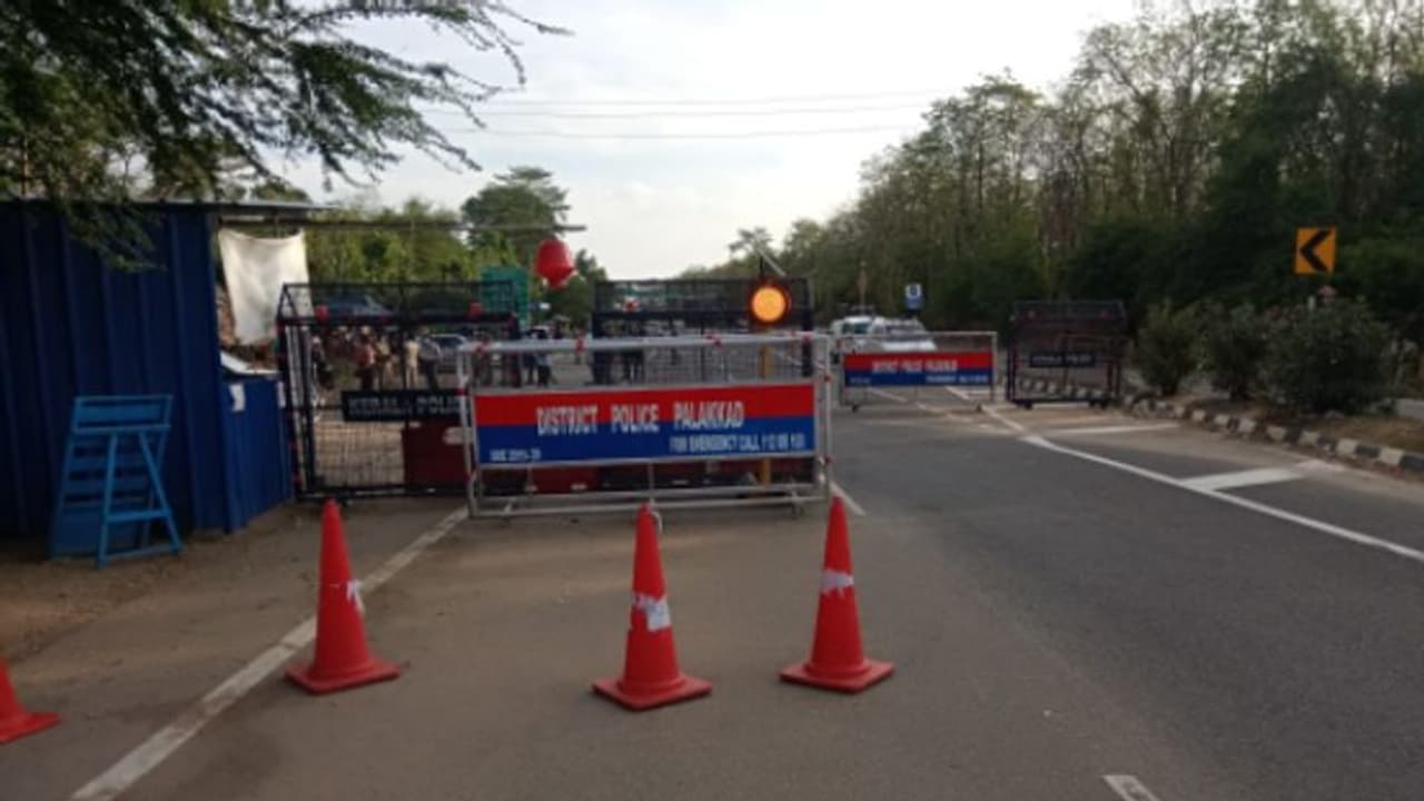 ಲಾಕ್ಡೌನ್ ವಿಸ್ತರಿಸಿದ ಕೇರಳ ಸರ್ಕಾರ; 4 ಜಿಲ್ಲೆ ಸಂಪೂರ್ಣ ಬಂದ್! ಲಾಕ್ಡೌನ್ ವಿಸ್ತರಿಸಿದ ಕೇರಳ ಸರ್ಕಾರ; 4 ಜಿಲ್ಲೆ ಸಂಪೂರ್ಣ ಬಂದ್!