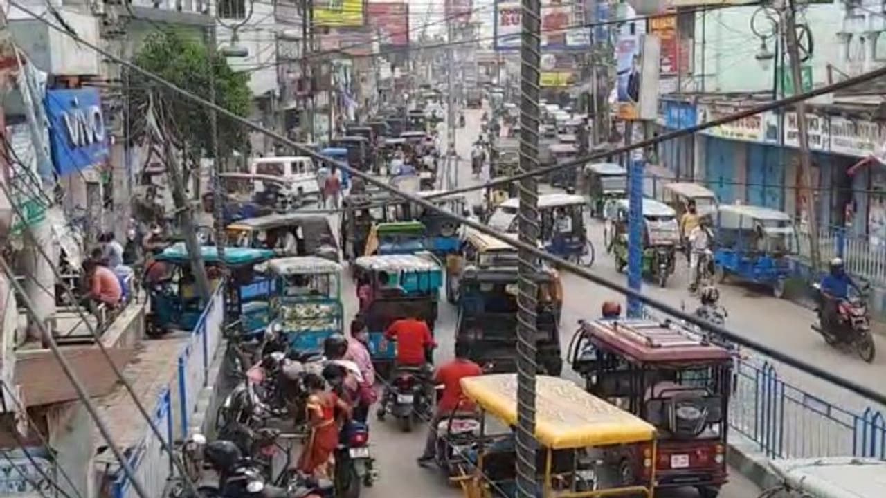 মমতা সরকারের নির্দেশ না মেনে সারাদিন খোলা দোকানপাট, সংক্রমণের সুনামির আশঙ্কায় রায়গঞ্জ