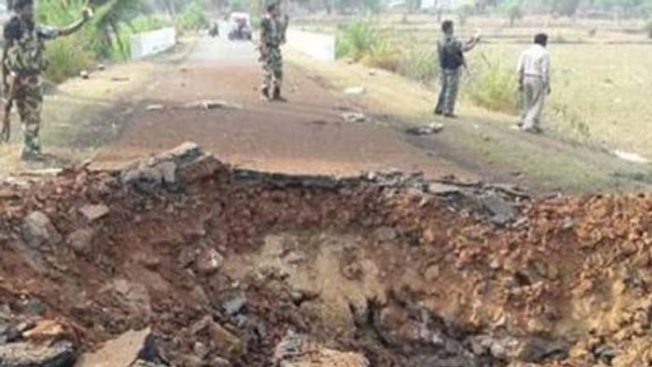 ఆంధ్రా నుంచి ఎవ్వరూ రాకుండా రోడ్డును తవ్వేసి.. ఒడిశా అధికారుల ఓవరాక్షన్ ఆంధ్రా నుంచి ఎవ్వరూ రాకుండా రోడ్డును తవ్వేసి.. ఒడిశా అధికారుల ఓవరాక్షన్