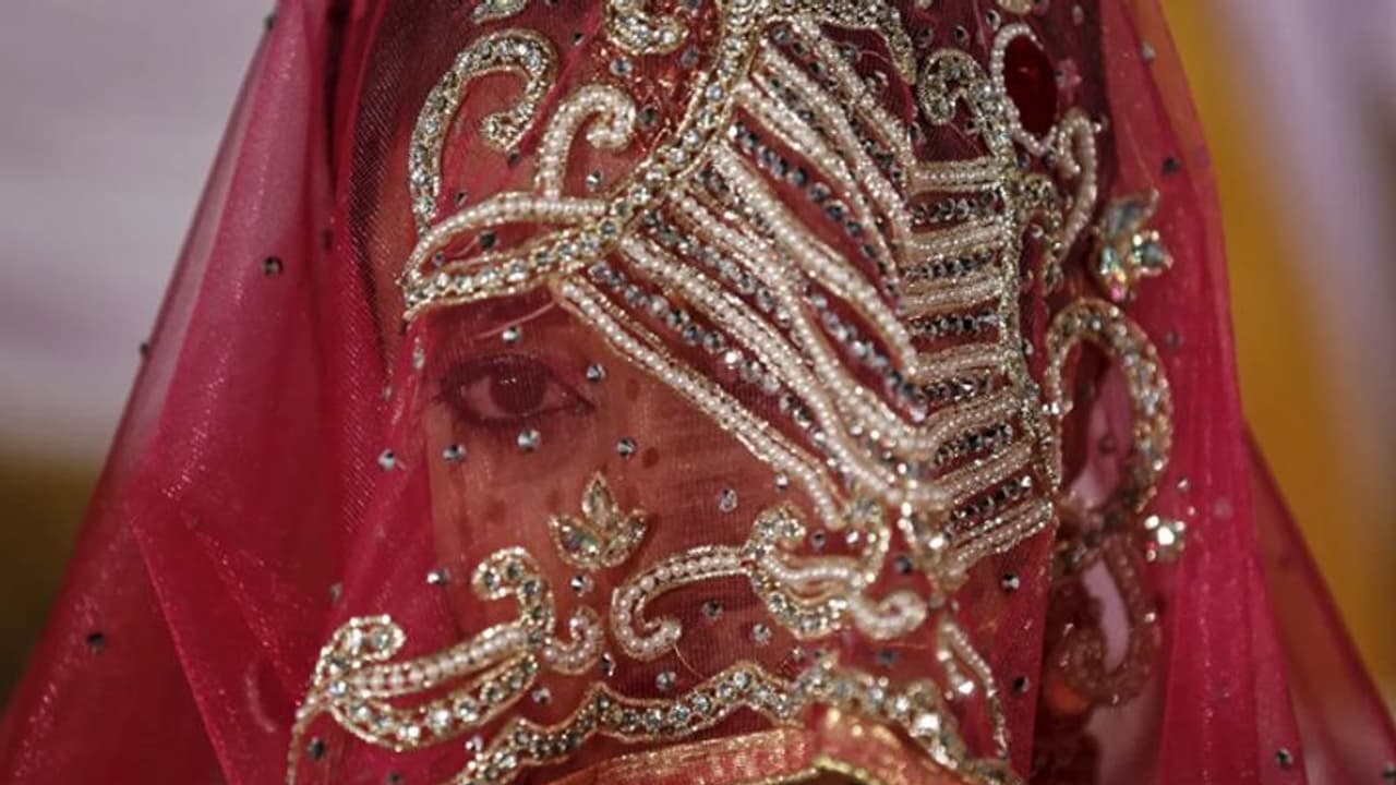 ప్రియురాలి కోసం వధువులా మారిన ప్రియుడు..! ప్రియురాలి కోసం వధువులా మారిన ప్రియుడు..!