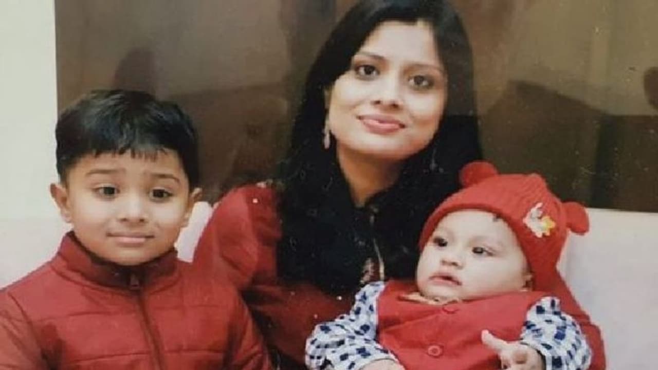 डॉक्टर मां की जिंदादिली: दोनों बच्चों के साथ खुद भी संक्रमित, फिर भी बेटे को गोद में लेकर कर रहीं इलाज डॉक्टर मां की जिंदादिली: दोनों बच्चों के साथ खुद भी संक्रमित, फिर भी बेटे को गोद में लेकर कर रहीं इलाज