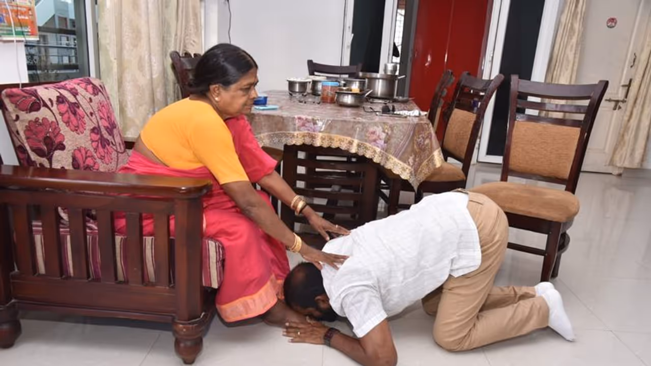 మదర్స్ డే: తల్లి ఆశీర్వాదం తీసుకున్న మంత్రి శ్రీనివాస్ గౌడ్ మదర్స్ డే: తల్లి ఆశీర్వాదం తీసుకున్న మంత్రి శ్రీనివాస్ గౌడ్