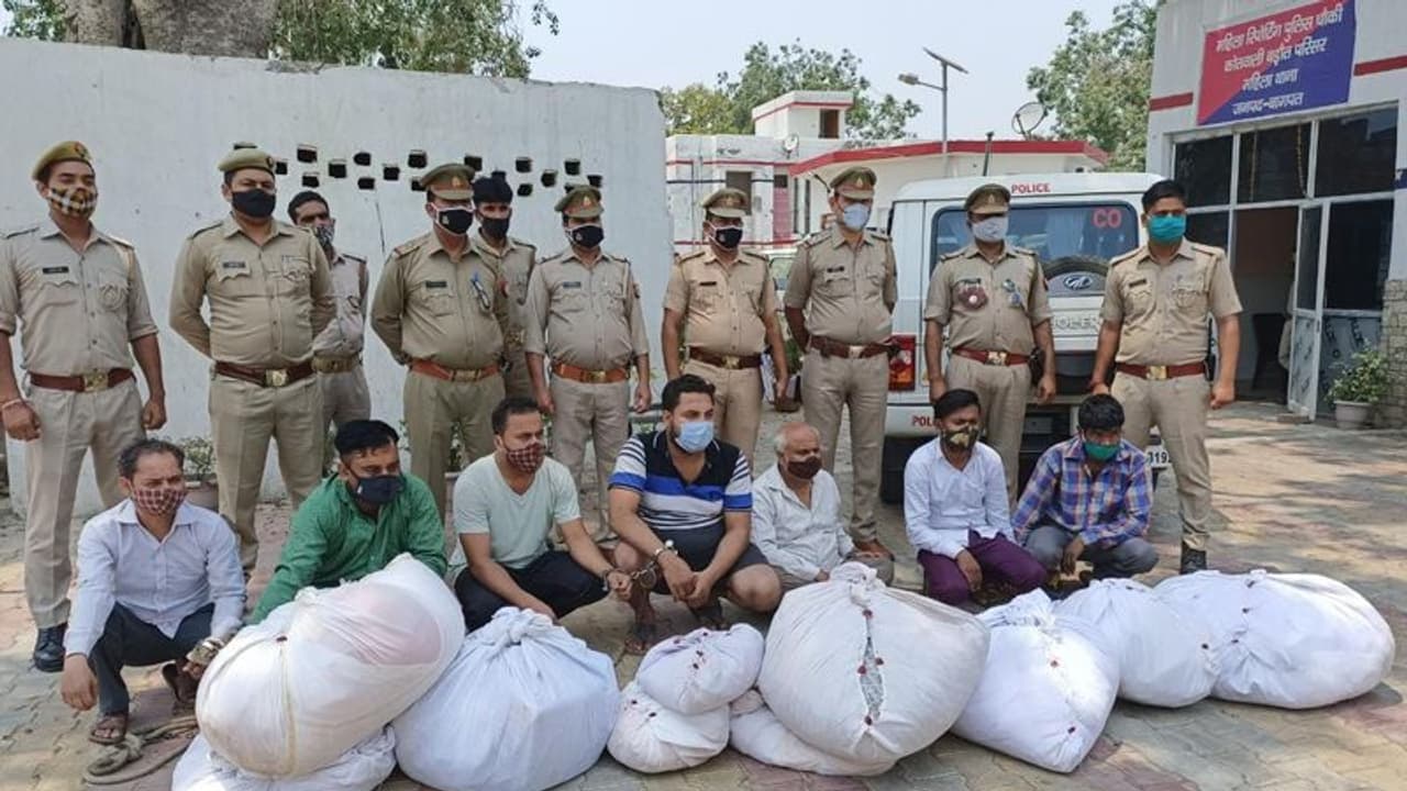 ಕೊರೋನಾದಿಂದ ಸ್ಮಶಾನ ಫುಲ್; ಹೆಣದ ಮೇಲಿನ ಬಟ್ಟೆ ಕದ್ದು ವ್ಯಾಪಾರ ಮಾಡುತ್ತಿದ್ದ ಗ್ಯಾಂಗ್ ಅರಸ್ಟ್! ಕೊರೋನಾದಿಂದ ಸ್ಮಶಾನ ಫುಲ್; ಹೆಣದ ಮೇಲಿನ ಬಟ್ಟೆ ಕದ್ದು ವ್ಯಾಪಾರ ಮಾಡುತ್ತಿದ್ದ ಗ್ಯಾಂಗ್ ಅರಸ್ಟ್!