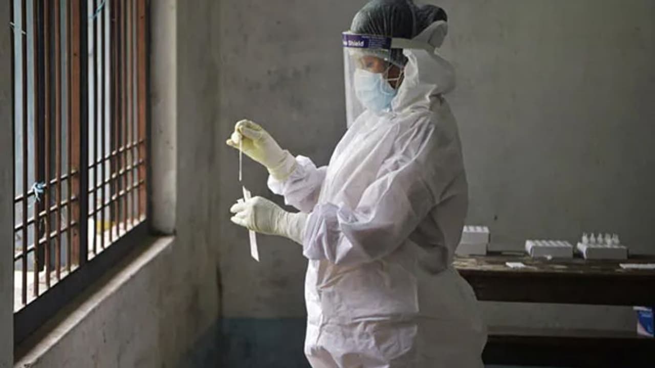 പാലക്കാട് കൊവിഡ് മരണ കണക്കില് ഗുരുതര വീഴ്ച; ഇന്ന് 45 മരണങ്ങളെന്ന് ആദ്യം പറഞ്ഞു; പിന്നാലെ തിരുത്തി എട്ടാക്കി പാലക്കാട് കൊവിഡ് മരണ കണക്കില് ഗുരുതര വീഴ്ച; ഇന്ന് 45 മരണങ്ങളെന്ന് ആദ്യം പറഞ്ഞു; പിന്നാലെ തിരുത്തി എട്ടാക്കി