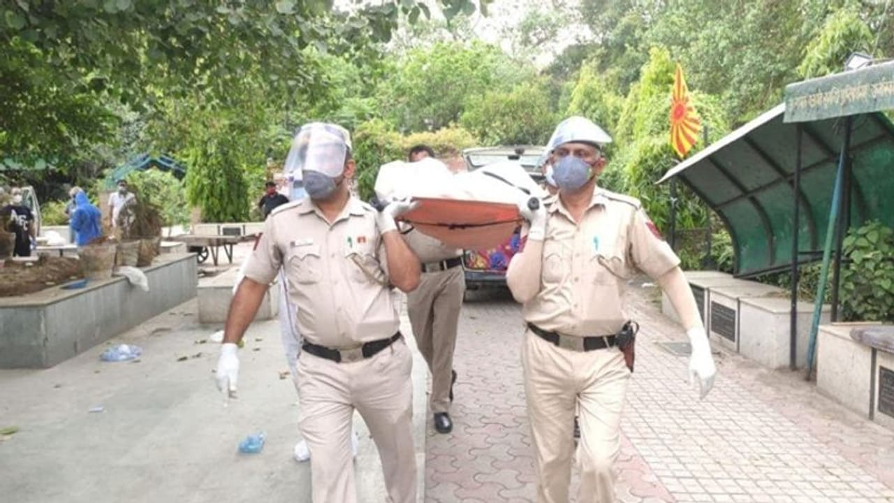 कोरोना में अपनों ने भी नहीं दिया साथ, वृद्ध को पुलिस ने दिया कंधा; नौकर ने किया अंतिम संस्कार कोरोना में अपनों ने भी नहीं दिया साथ, वृद्ध को पुलिस ने दिया कंधा; नौकर ने किया अंतिम संस्कार