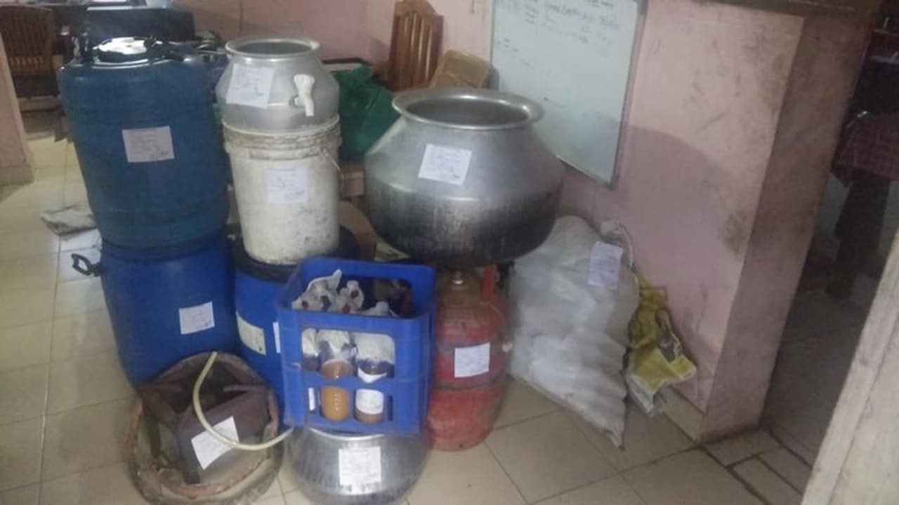 കൊവിഡ് പോസിറ്റീവായ രോഗി വീട്ടിൽ ചാരായം വാറ്റുന്നതിനിടയിൽ പിടിയിൽ കൊവിഡ് പോസിറ്റീവായ രോഗി വീട്ടിൽ ചാരായം വാറ്റുന്നതിനിടയിൽ പിടിയിൽ