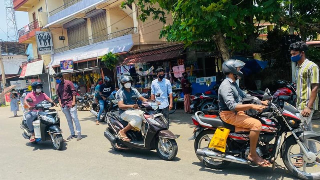 ലോക്ക്ഡൗൺ നിയന്ത്രണം ലംഘിച്ച് ക്രിക്കറ്റ് കളി; സംഘത്തിന് ഒരു ദിവസത്തെ സാമൂഹ്യസേവനം ശിക്ഷ നൽകി പൊലീസ് ലോക്ക്ഡൗൺ നിയന്ത്രണം ലംഘിച്ച് ക്രിക്കറ്റ് കളി; സംഘത്തിന് ഒരു ദിവസത്തെ സാമൂഹ്യസേവനം ശിക്ഷ നൽകി പൊലീസ്
