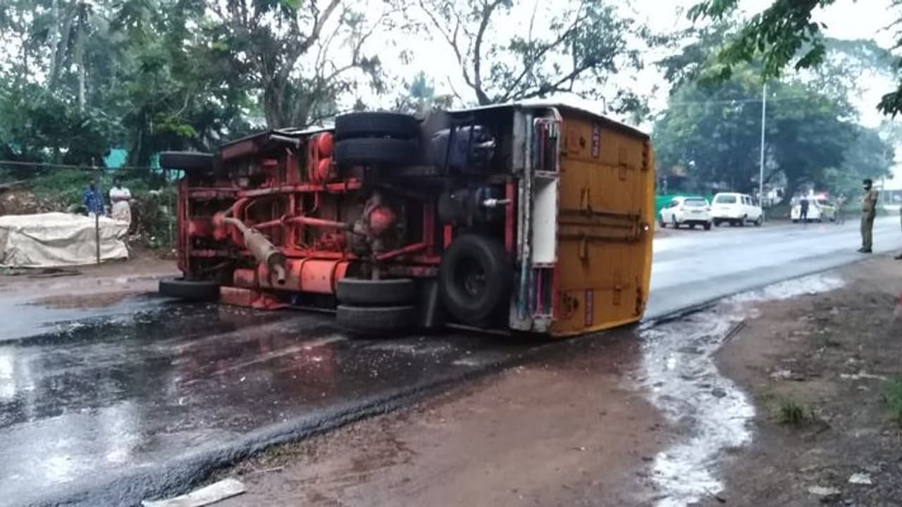 കായംകുളത്ത് മത്സ്യം കയറ്റിവന്ന കണ്ടെയ്നർ ലോറി നിയന്ത്രണം വിട്ട് മറിഞ്ഞു കായംകുളത്ത് മത്സ്യം കയറ്റിവന്ന കണ്ടെയ്നർ ലോറി നിയന്ത്രണം വിട്ട് മറിഞ്ഞു