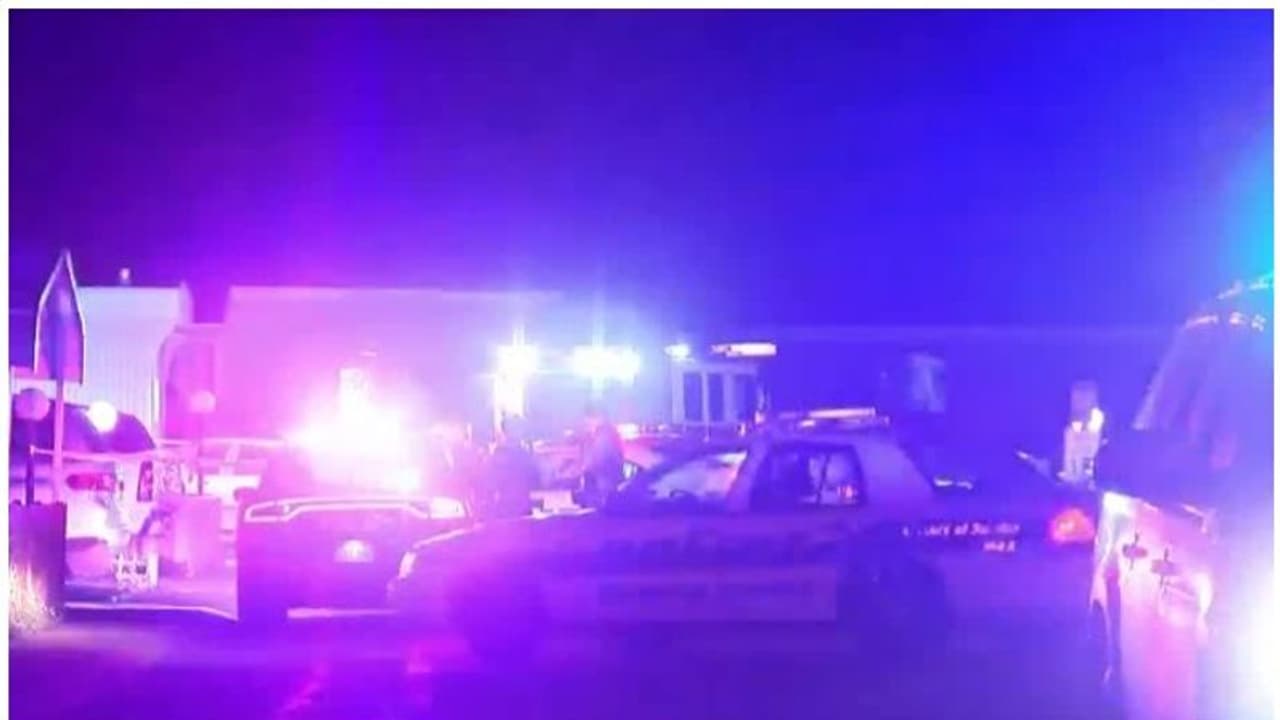 అమెరికాలో కాల్పుల కలకలం.. బర్త్ డే సెలబ్రేషన్స్ లో ఏడుగురి మృతి అమెరికాలో కాల్పుల కలకలం.. బర్త్ డే సెలబ్రేషన్స్ లో ఏడుగురి మృతి