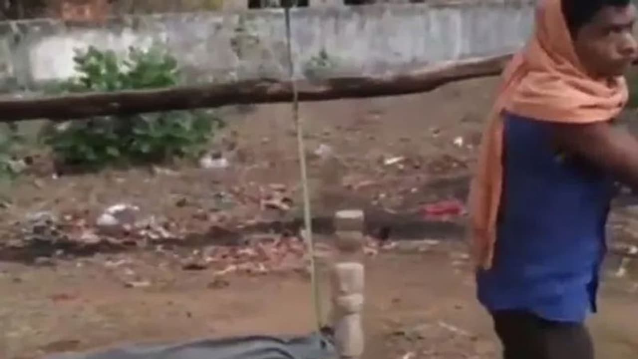 కూతురి శవాన్ని మోస్తూ.. 35కిలోమీటర్లు నడుచుకుంటూ..