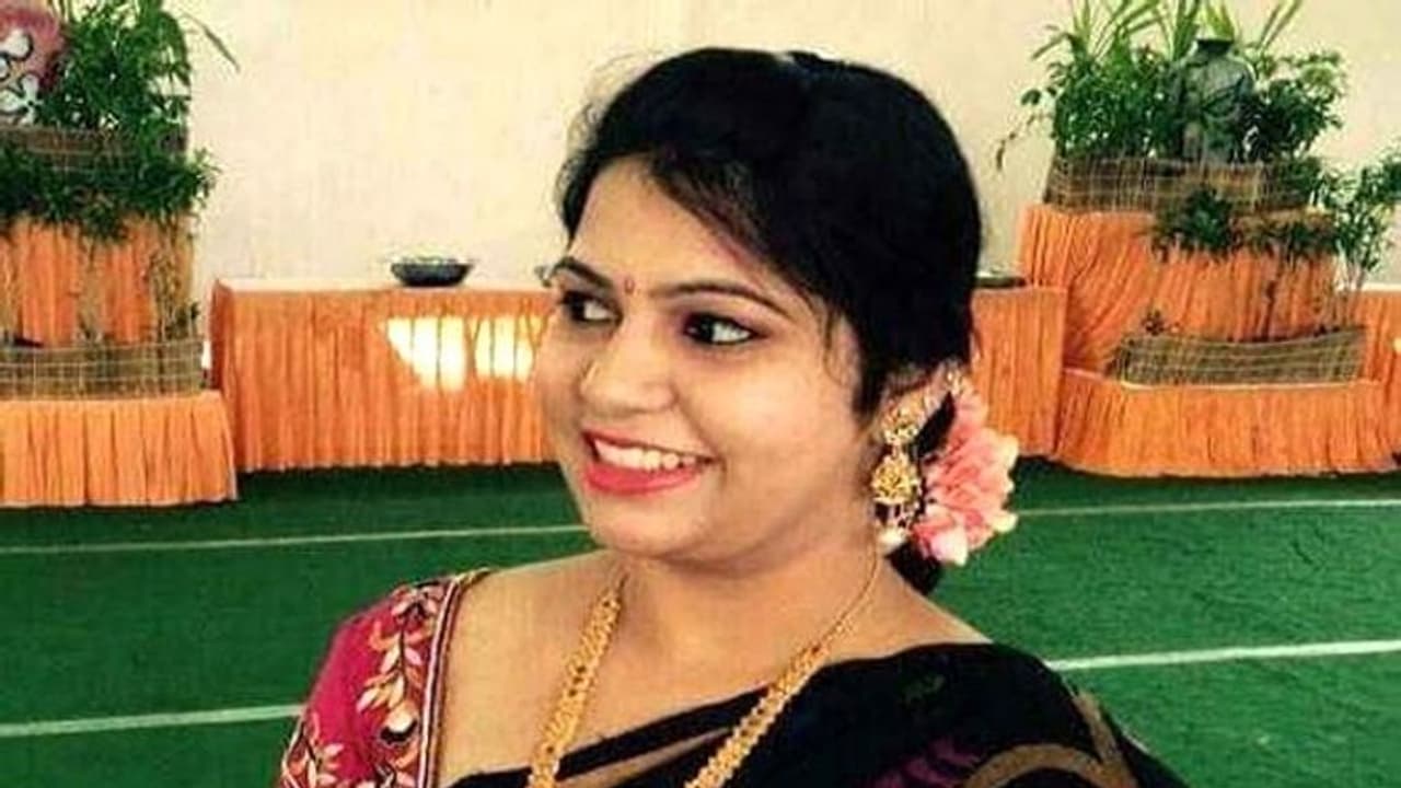 కరోనాతో గుడిమల్కాపూర్ కార్పొరేటర్ కూతురు మృతి.. గవర్నర్ పరామర్శ.. కరోనాతో గుడిమల్కాపూర్ కార్పొరేటర్ కూతురు మృతి.. గవర్నర్ పరామర్శ..