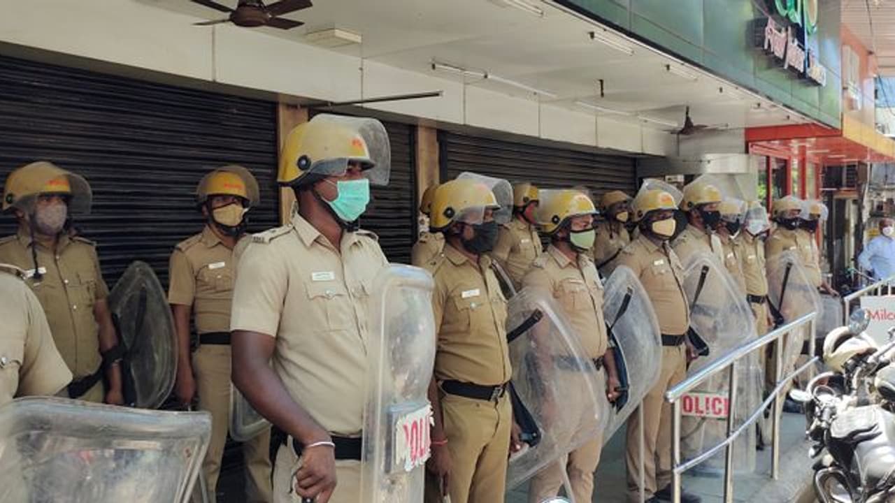 2 மணி நேரமாக நீடிக்கும் போட்டி... அதிமுக அலுவலகம் முன்பு போலீசார் குவிப்பு... பரப்பு வீடியோ...!