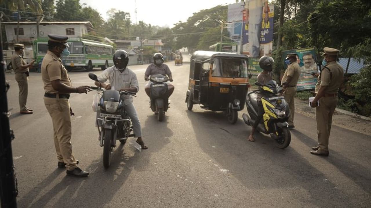 కర్ఫ్యూ నిబంధనలు బేఖాతరు: 169 మందిని అరెస్ట్ చేసిన బెజవాడ పోలీసులు