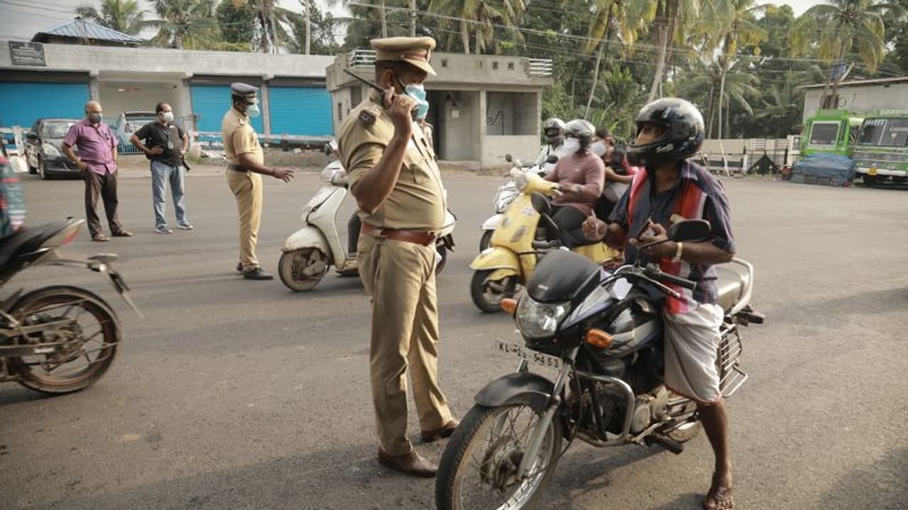 സംസ്ഥാനത്ത് ഇന്ന് മുതൽ 5 ദിവസത്തേക്ക് കടുത്ത നിയന്ത്രണങ്ങൾ; അവശ്യ വസ്തുക്കൾ വിൽക്കുന്ന കടകൾ മാത്രം തുറക്കും