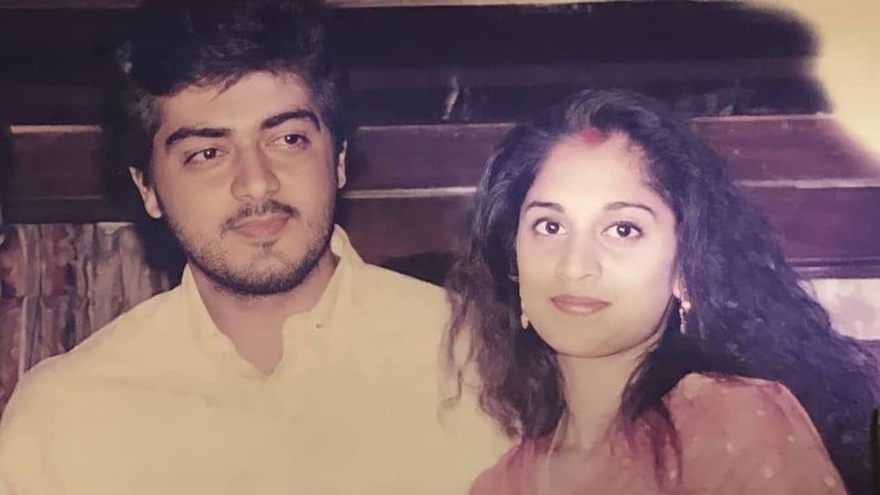 అజిత్ షాలినీల ప్రేమకు అడ్డుపడ్డ దర్శకుడు, ఏమని హెచ్చరించాడంటే..? అజిత్ షాలినీల ప్రేమకు అడ్డుపడ్డ దర్శకుడు, ఏమని హెచ్చరించాడంటే..?