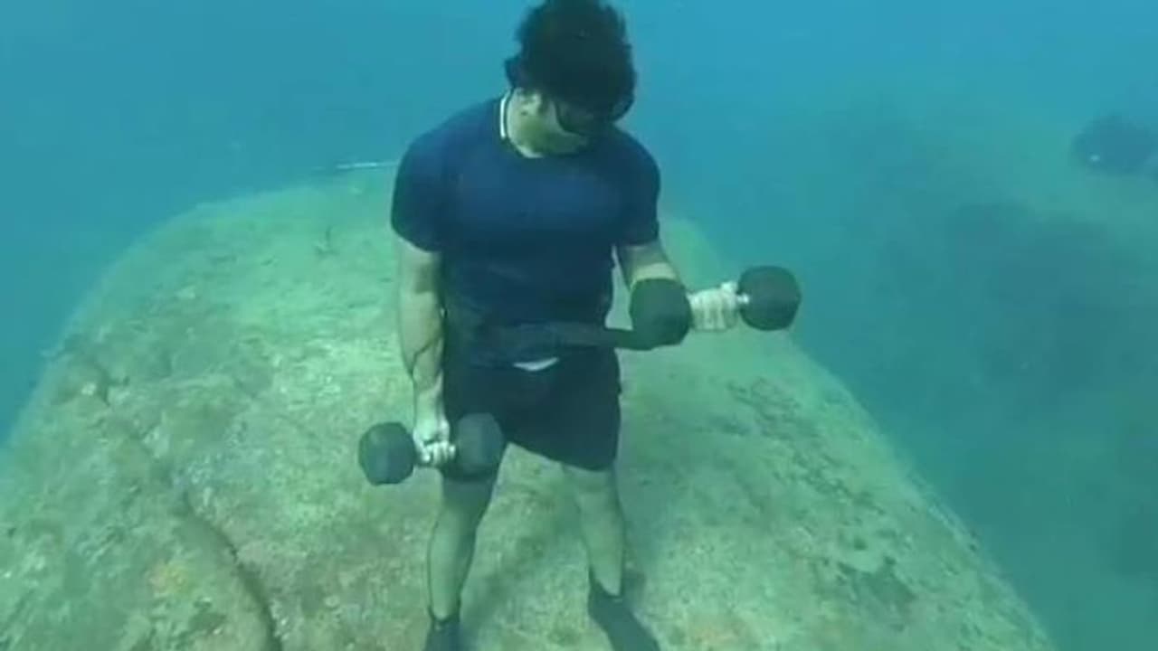 വെള്ളത്തിനടിയില്‍ വര്‍ക്കൗട്ട് ചെയ്യുന്ന യുവാവ്; വീഡിയോ വൈറല്‍