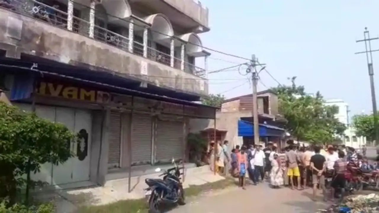 দিনে দুপুরে বিজেপি কর্মীর বাড়িতে ব্যাপক বোমাবাজি, অভিযোগের তির তৃণমূলের দিকে দিনে দুপুরে বিজেপি কর্মীর বাড়িতে ব্যাপক বোমাবাজি, অভিযোগের তির তৃণমূলের দিকে