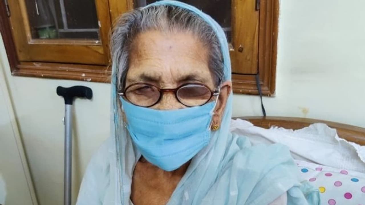 96 साल की दादी ने घर में रहकर कोरोना को दी मात, इन छोटी छोटी चीजों से जीती जिंदगी की जंग 96 साल की दादी ने घर में रहकर कोरोना को दी मात, इन छोटी छोटी चीजों से जीती जिंदगी की जंग