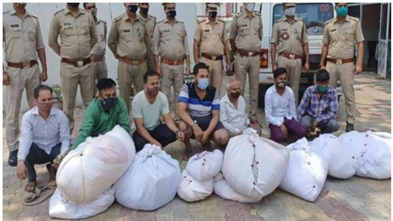 യു.പിയില് ശവശരീരങ്ങളില് നിന്ന് വസ്ത്രം മോഷ്ടിക്കുന്ന സംഘം പിടിയില് യു.പിയില് ശവശരീരങ്ങളില് നിന്ന് വസ്ത്രം മോഷ്ടിക്കുന്ന സംഘം പിടിയില്