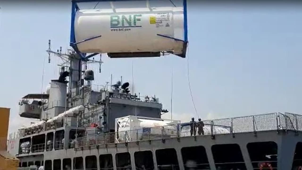 ಆಕ್ಸಿಜನ್, ವೈದ್ಯಕೀಯ ಸಲಕರಣೆ ಹೊತ್ತು ಸಿಂಗಾಪುರದಿಂದ ಭಾರತಕ್ಕೆ ಆಗಮಿಸಿದ INS ಐರಾವತ್! ಆಕ್ಸಿಜನ್, ವೈದ್ಯಕೀಯ ಸಲಕರಣೆ ಹೊತ್ತು ಸಿಂಗಾಪುರದಿಂದ ಭಾರತಕ್ಕೆ ಆಗಮಿಸಿದ INS ಐರಾವತ್!