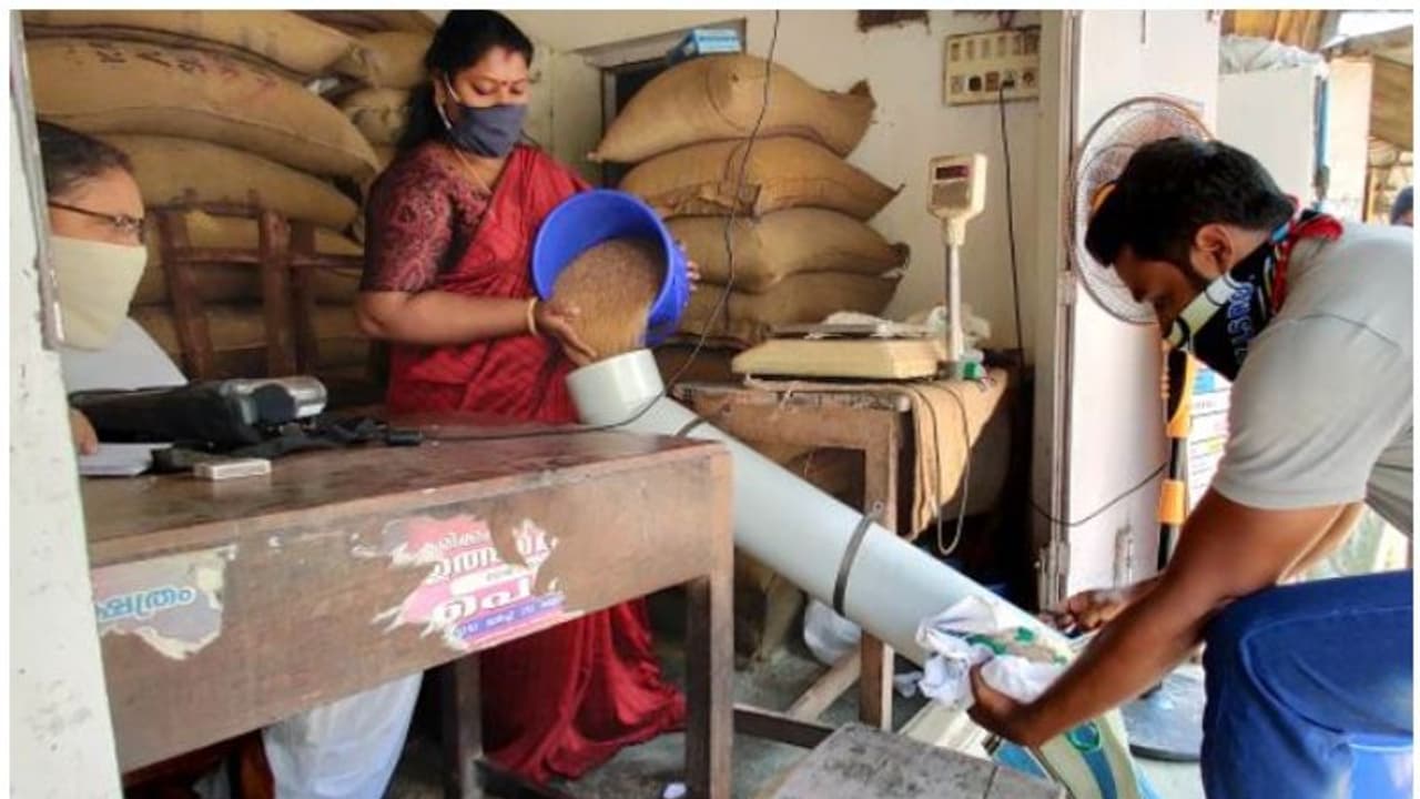 ಪಡಿತರ ಅಂಗಡಿ ವಾರವಿಡೀ ತೆರೆದಿಡಿ, ಅವಧಿಯೂ ವಿಸ್ತರಿಸಿ: ಕೇಂದ್ರದ ಸೂಚನೆ ಪಡಿತರ ಅಂಗಡಿ ವಾರವಿಡೀ ತೆರೆದಿಡಿ, ಅವಧಿಯೂ ವಿಸ್ತರಿಸಿ: ಕೇಂದ್ರದ ಸೂಚನೆ