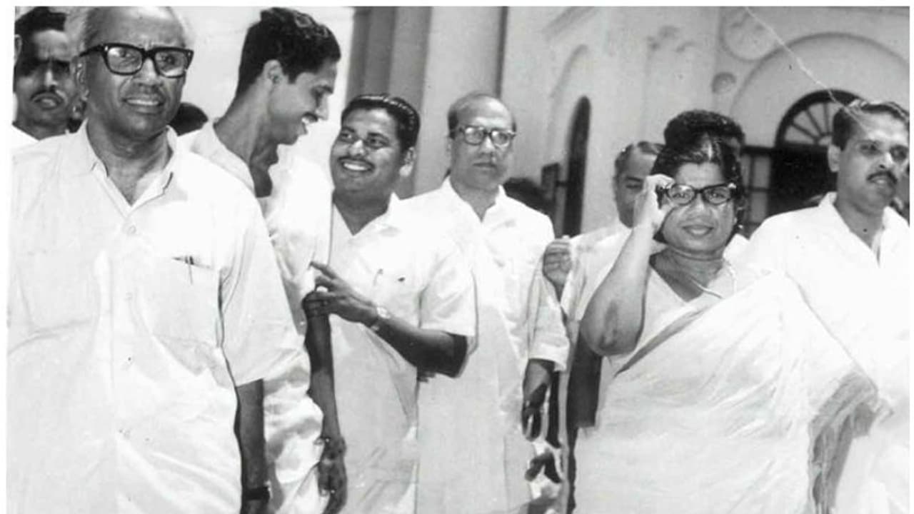 കരയാത്ത ഗൗരി, തളരാത്ത ഗൗരി, കലികൊണ്ടു നിന്നാൽ അവൾ ഭദ്രകാളി കരയാത്ത ഗൗരി, തളരാത്ത ഗൗരി, കലികൊണ്ടു നിന്നാൽ അവൾ ഭദ്രകാളി