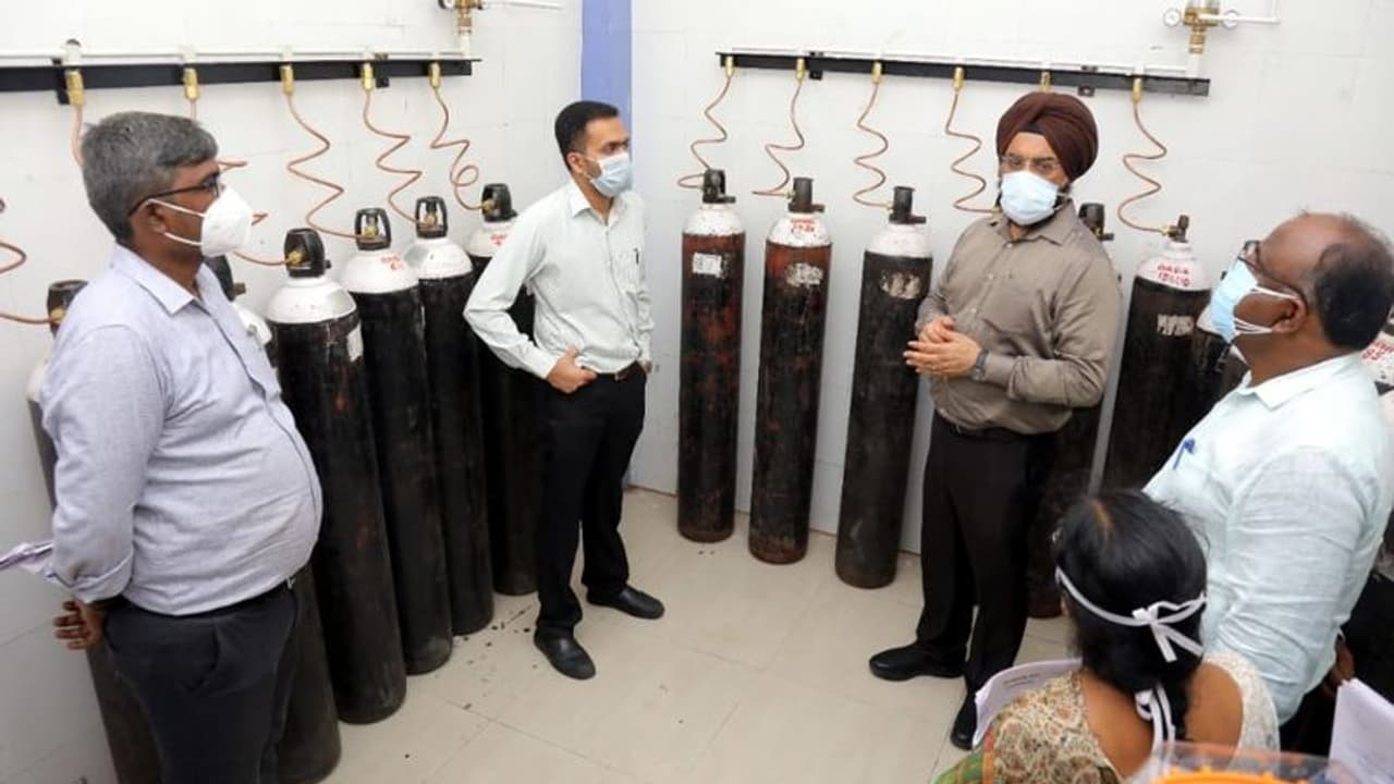 சென்னை கொரோனா மருத்துவமனைகளில் 300 ஆக்சிஜன் செறியூட்டிகள்.. ககன்தீப் சிங் பேடி மருத்துவமனைகளில் நேரடி ஆய்வு. சென்னை கொரோனா மருத்துவமனைகளில் 300 ஆக்சிஜன் செறியூட்டிகள்.. ககன்தீப் சிங் பேடி மருத்துவமனைகளில் நேரடி ஆய்வு.