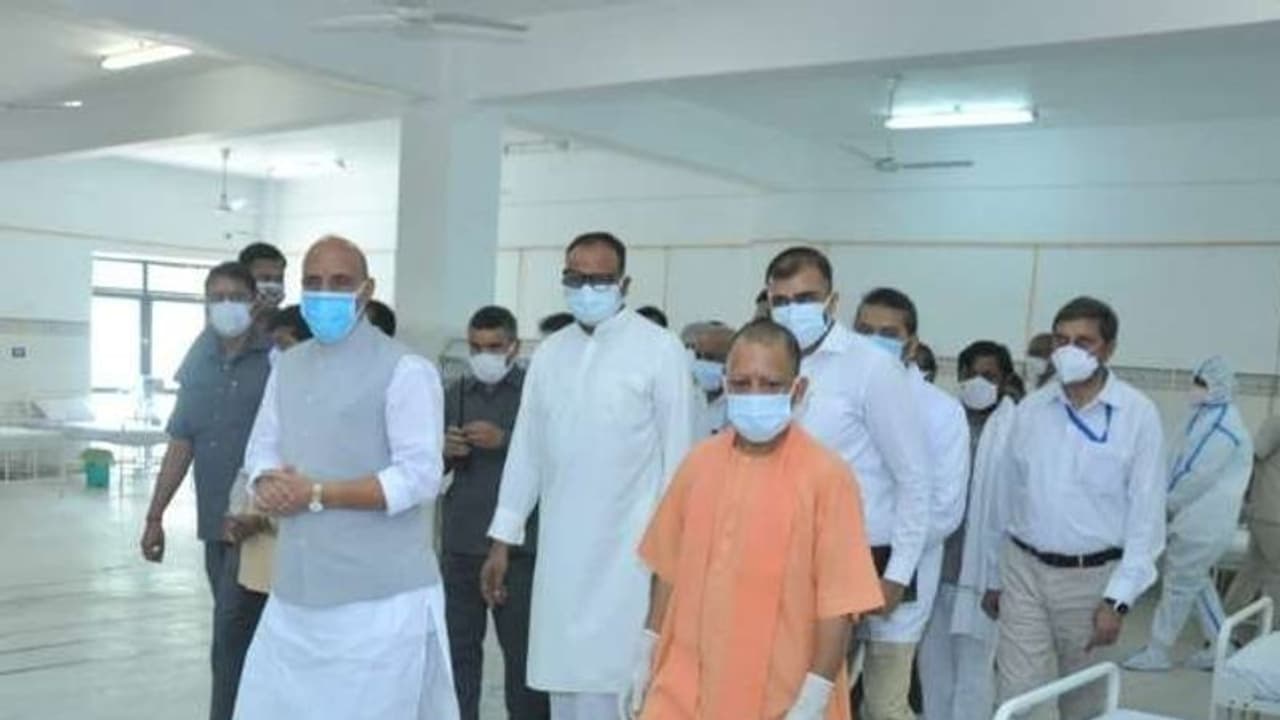 कोरोना को हरा रहा योगी सरकार का ये 3 फार्मूला, WHO और रक्षामंत्री ने भी सराहा कोरोना को हरा रहा योगी सरकार का ये 3 फार्मूला, WHO और रक्षामंत्री ने भी सराहा