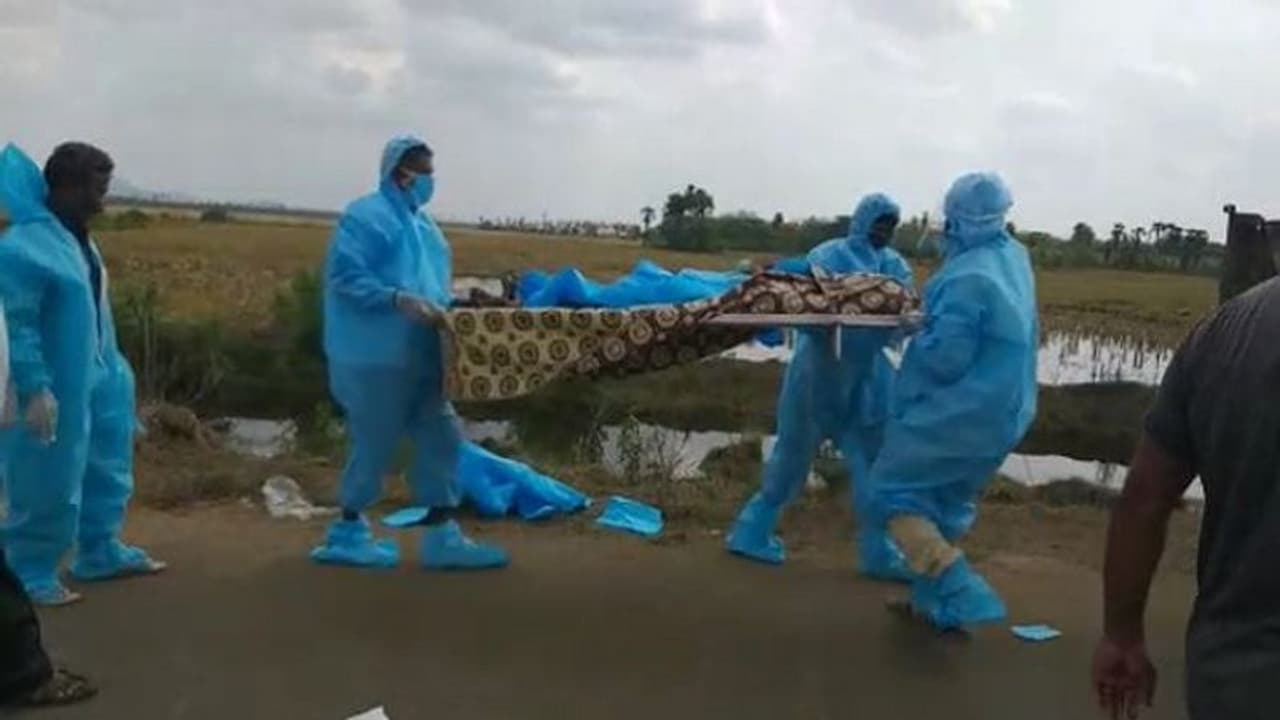 దారుణం : కరోనా మృతదేహాన్ని రోడ్డుమీదే వదిలేసిన అంబులెన్స్ డ్రైవర్... !! (వీడియో) దారుణం : కరోనా మృతదేహాన్ని రోడ్డుమీదే వదిలేసిన అంబులెన్స్ డ్రైవర్... !! (వీడియో)