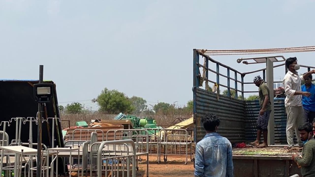 மருத்துவ செட் பயன்படுத்திய பொருட்கள் அனைத்தையும் மருத்துவமனைக்கு வழங்கிய படக்குழு! மருத்துவ செட் பயன்படுத்திய பொருட்கள் அனைத்தையும் மருத்துவமனைக்கு வழங்கிய படக்குழு!