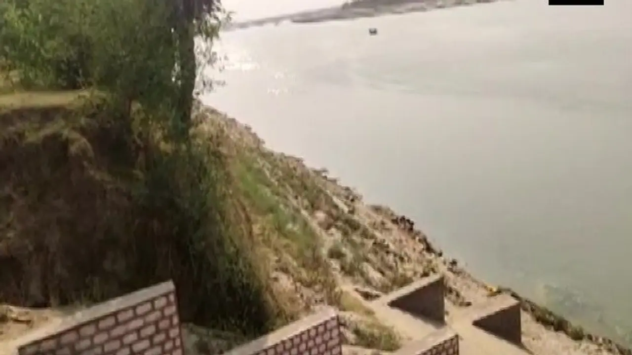 বিহারের পর এবার যোগীর রাজ্যে গঙ্গায় শাতাধিক দেহ, করোনা মহামারিকালে আতঙ্কে ভুগছে স্থানীয়রা বিহারের পর এবার যোগীর রাজ্যে গঙ্গায় শাতাধিক দেহ, করোনা মহামারিকালে আতঙ্কে ভুগছে স্থানীয়রা