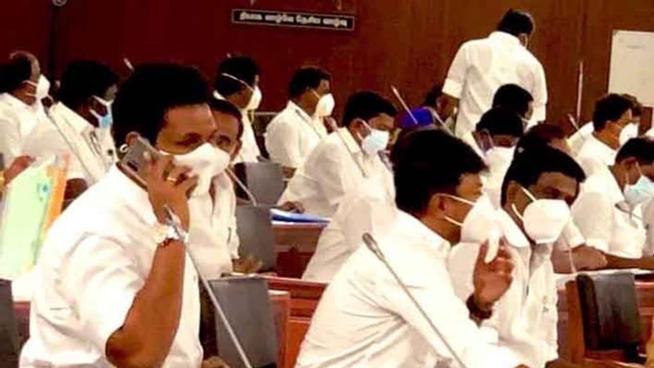 மீண்டும் சர்ச்சை கிளப்பிய திமுக எம்எல்ஏ.. சட்டப்பேரவைக்குள் விதியை மீறி செல்போன் பயன்படுத்திய டிஆர்பி.ராஜா..!