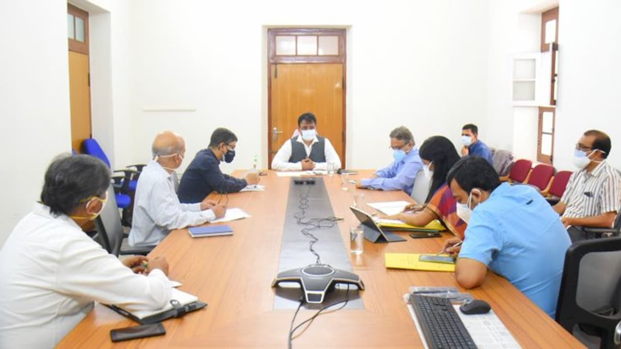 2 ಕೋಟಿ ಕೋವಿಡ್ ಲಸಿಕೆಗೆ ಜಾಗತಿಕ ಟೆಂಡರ್: ಡಿಸಿಎಂ ನೇತೃತ್ವದ ಉನ್ನತ ಸಭೆಯಲ್ಲಿ ತೀರ್ಮಾನ 2 ಕೋಟಿ ಕೋವಿಡ್ ಲಸಿಕೆಗೆ ಜಾಗತಿಕ ಟೆಂಡರ್: ಡಿಸಿಎಂ ನೇತೃತ್ವದ ಉನ್ನತ ಸಭೆಯಲ್ಲಿ ತೀರ್ಮಾನ