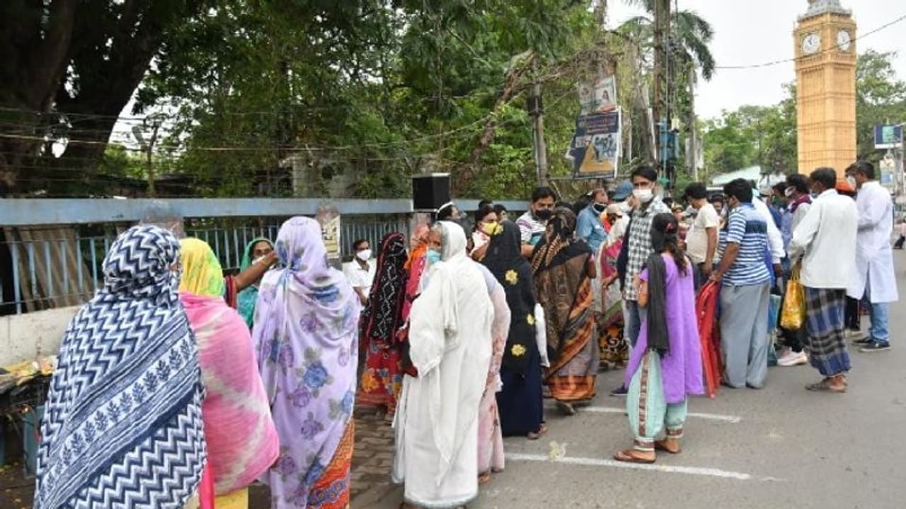 দূরত্ববিধি শিকেয়, পুলিশের সামনেই তৃণমূল প্রভাবিত বস্ত্রদান শিবিরে মানুষের হুড়োহুড়ি দূরত্ববিধি শিকেয়, পুলিশের সামনেই তৃণমূল প্রভাবিত বস্ত্রদান শিবিরে মানুষের হুড়োহুড়ি