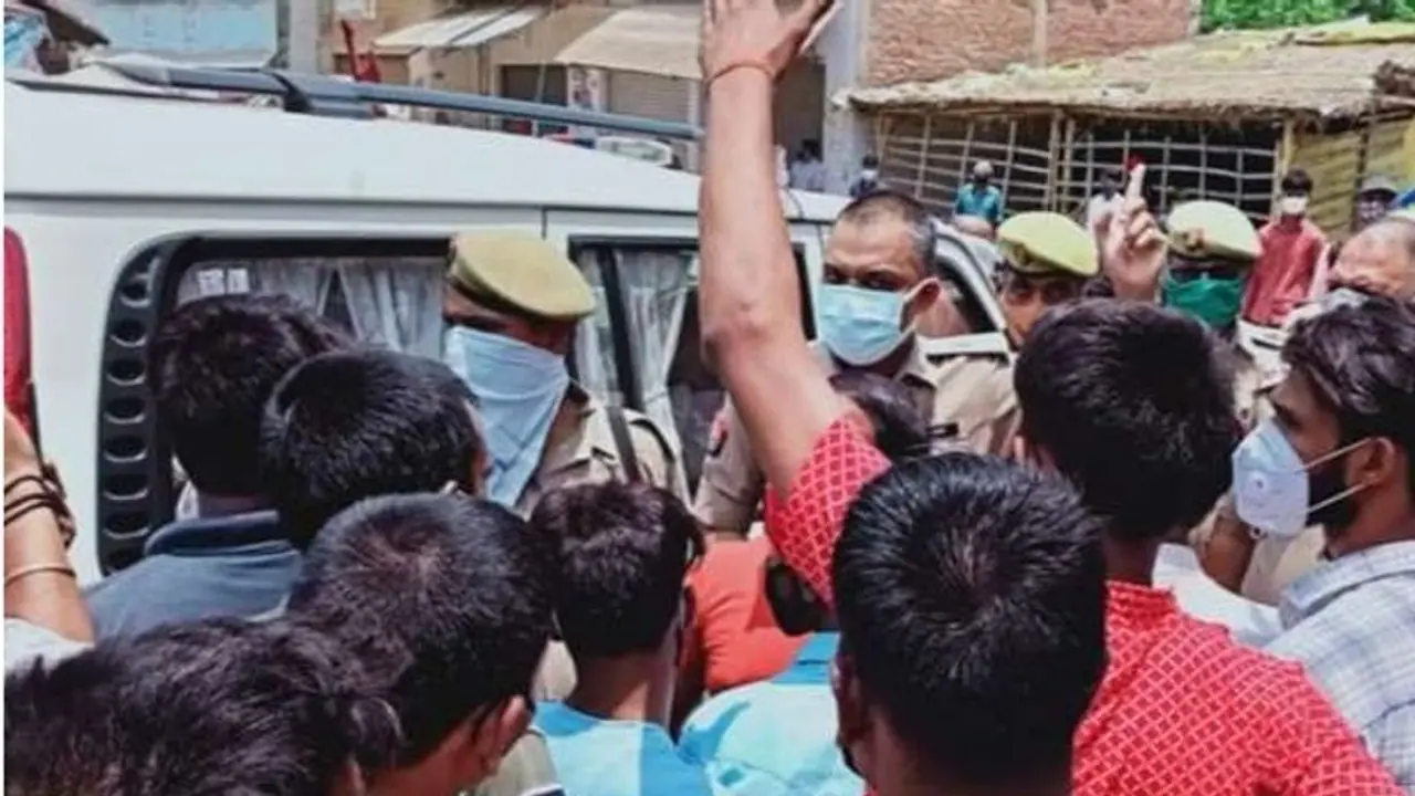 TMC কাউন্সিলরের ছেলের ফ্ল্যাটে মিলল বোমা, ক্ষোভ উগরে গ্রেফতারের দাবিতে কামারহাটিবাসী