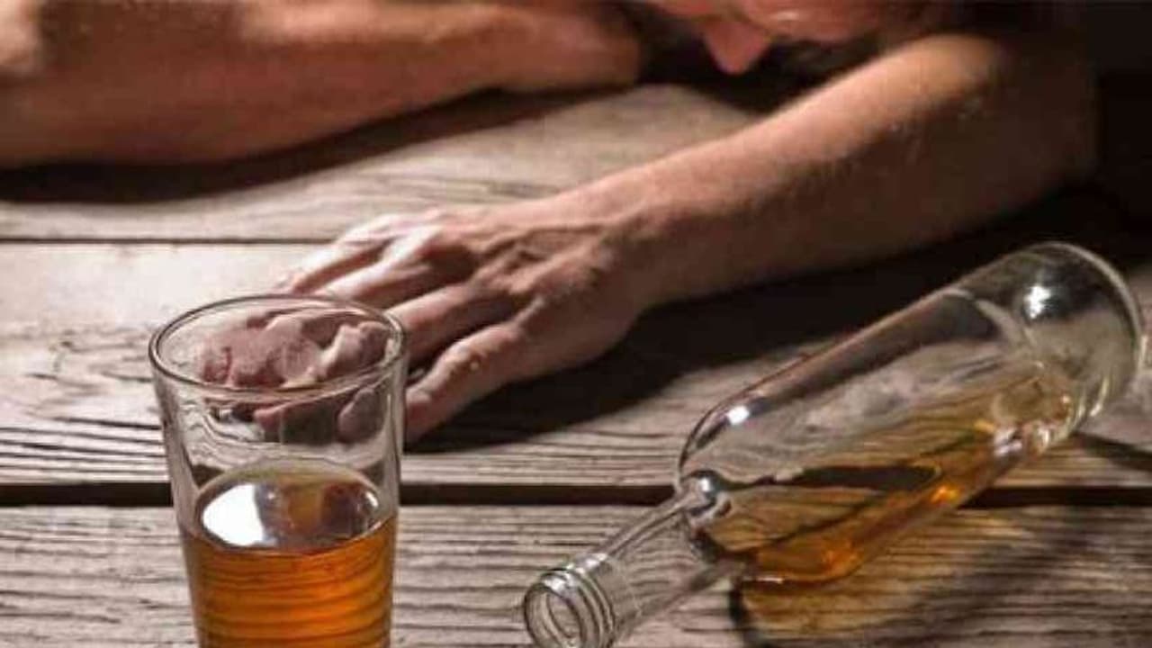 ಕಳ್ಳಭಟ್ಟಿ ಸಾವು: ದೋಷಿಗಳಿಗೆ 20 ಲಕ್ಷ ದಂಡ, ಗಲ್ಲು ಶಿಕ್ಷೆ! ಕಳ್ಳಭಟ್ಟಿ ಸಾವು: ದೋಷಿಗಳಿಗೆ 20 ಲಕ್ಷ ದಂಡ, ಗಲ್ಲು ಶಿಕ್ಷೆ!