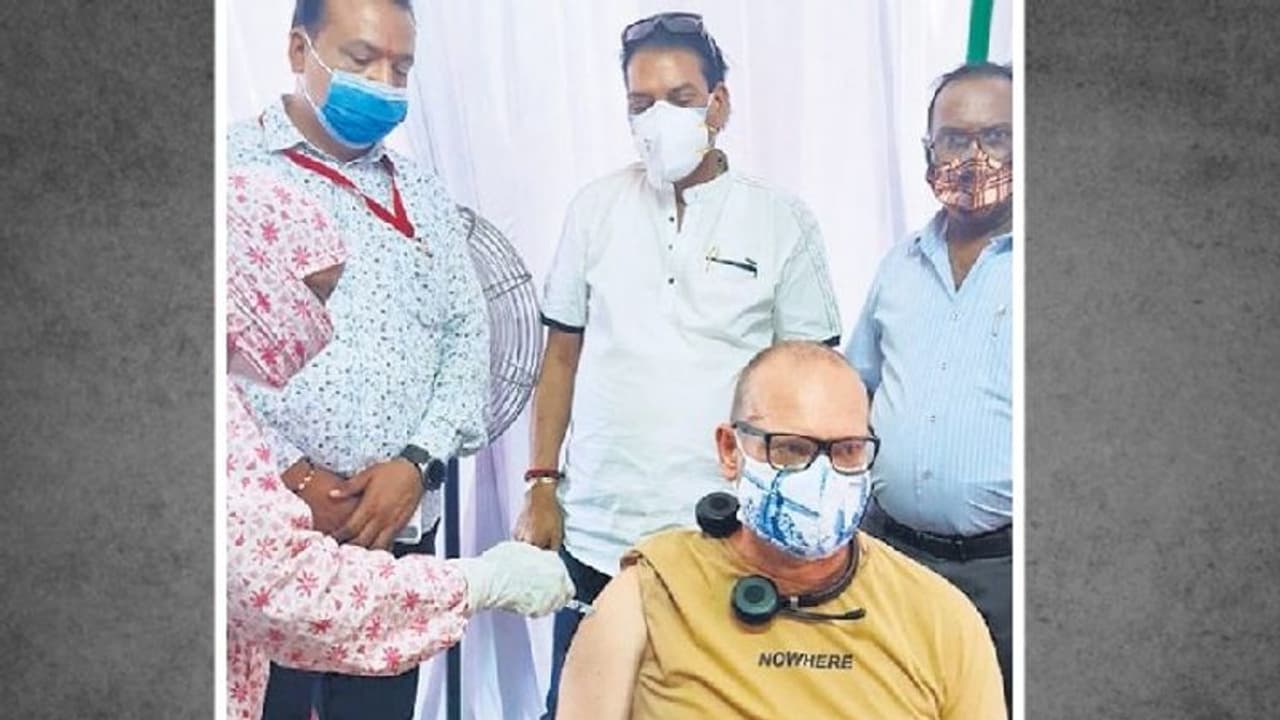 अमेरिका के शख्स ने इंदौर में लगवाई वैक्सीन, कहा दूसरा डोज भी भारत में आकर लगवाऊंगा..वजह भी बताई अमेरिका के शख्स ने इंदौर में लगवाई वैक्सीन, कहा दूसरा डोज भी भारत में आकर लगवाऊंगा..वजह भी बताई
