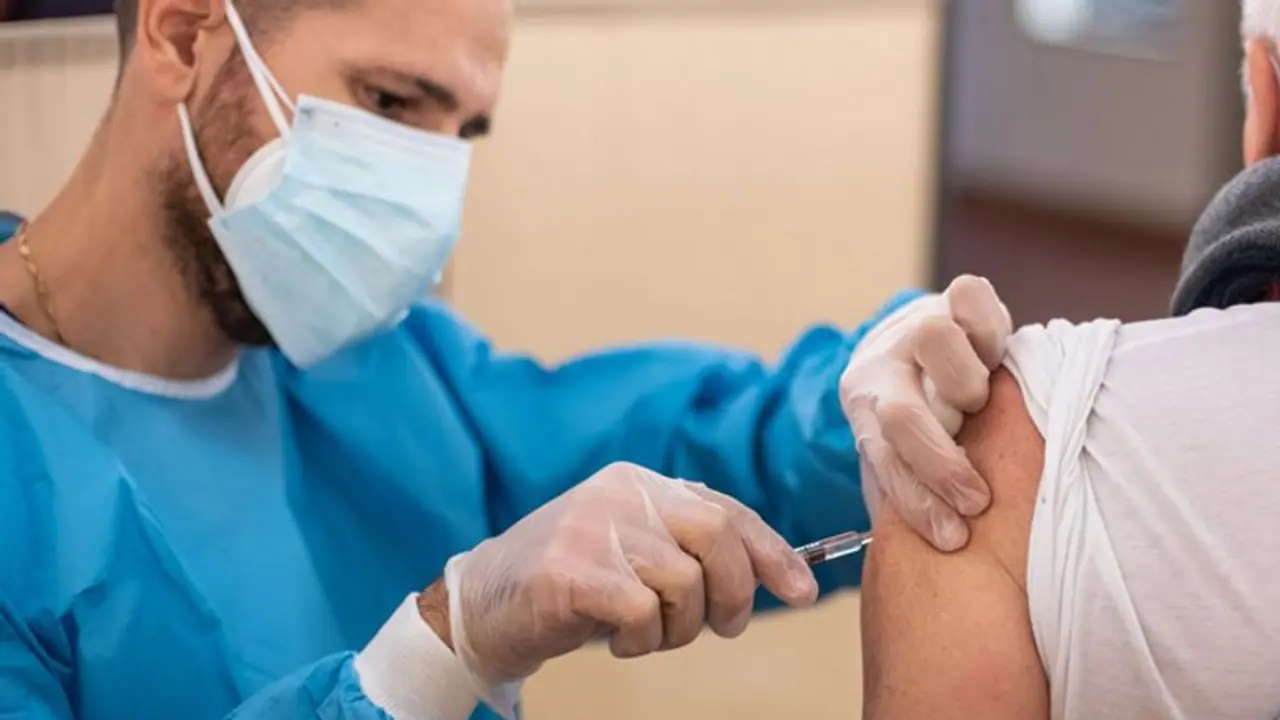 ಮೆದುಳು, ಹೃದಯ, ರಕ್ತದ ಕಾಯಿಲೆ ಹೆಚ್ಚಳ: ವಿದೇಶಿ ಕೋವಿಡ್ ಲಸಿಕೆ ಪಡೆದವರಿಗೆ ಹಲವು ಗಂಭೀರ ಆರೋಗ್ಯ ಸಮಸ್ಯೆ ಮೆದುಳು, ಹೃದಯ, ರಕ್ತದ ಕಾಯಿಲೆ ಹೆಚ್ಚಳ: ವಿದೇಶಿ ಕೋವಿಡ್ ಲಸಿಕೆ ಪಡೆದವರಿಗೆ ಹಲವು ಗಂಭೀರ ಆರೋಗ್ಯ ಸಮಸ್ಯೆ