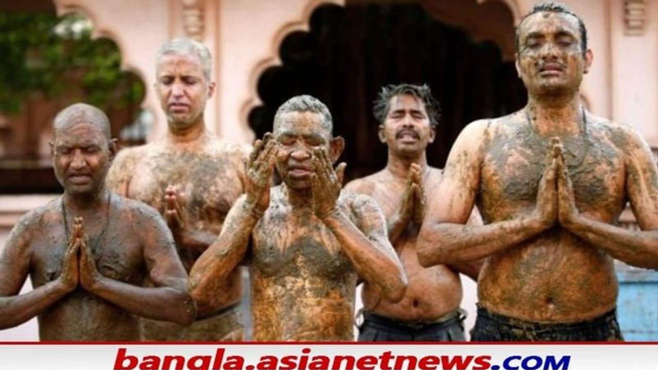 কোভিড সুরক্ষায় গায়ে মাখা হচ্ছে গোবর ও গোমূত্র , 'গোবর থেরাপি' নিয়ে চিকিৎসকদের মত জানুন কোভিড সুরক্ষায় গায়ে মাখা হচ্ছে গোবর ও গোমূত্র , 'গোবর থেরাপি' নিয়ে চিকিৎসকদের মত জানুন